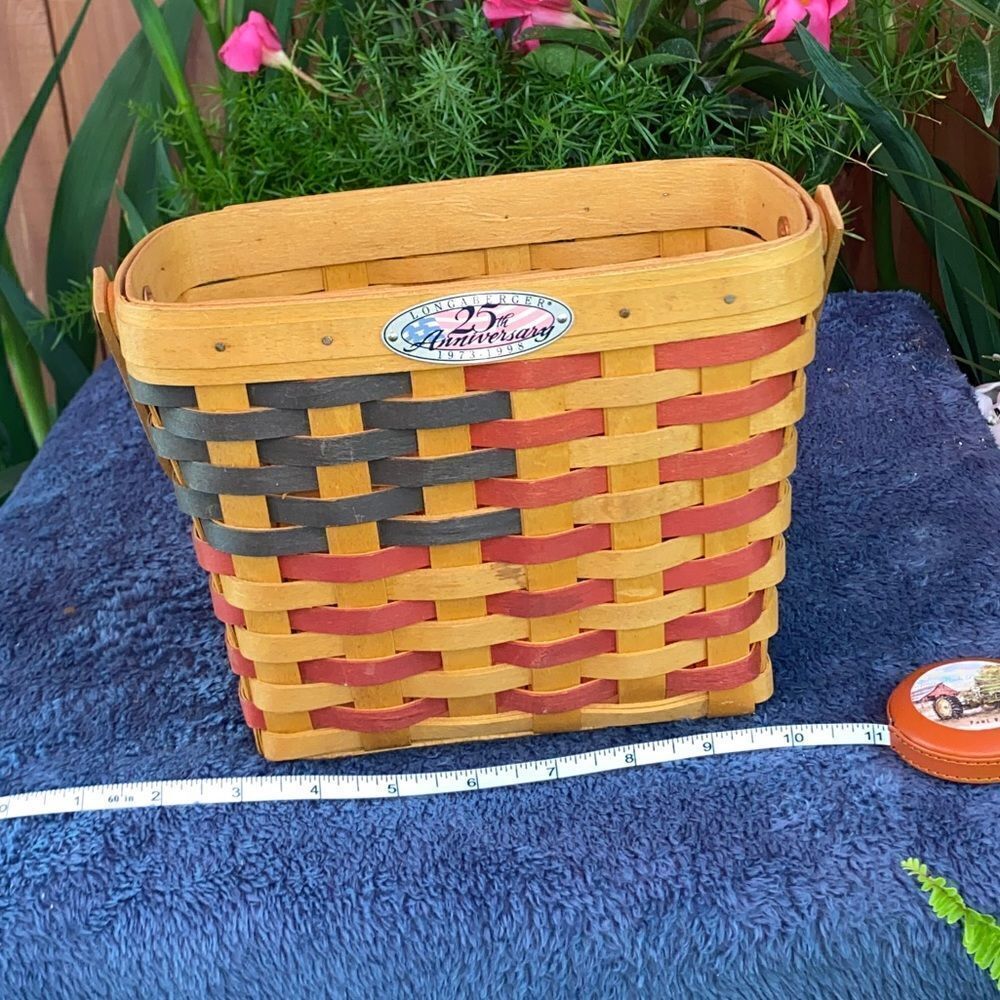 Longaberger vintage 25th anniversary basket with hinged handle but without liner